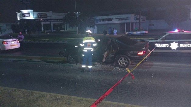 Muere conductor al chocar contra muro en Nuevo León