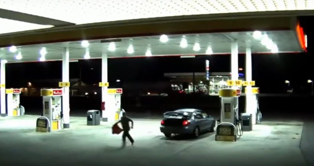 #Video Mujer huye de secuestrador en gasolinera de Alabama