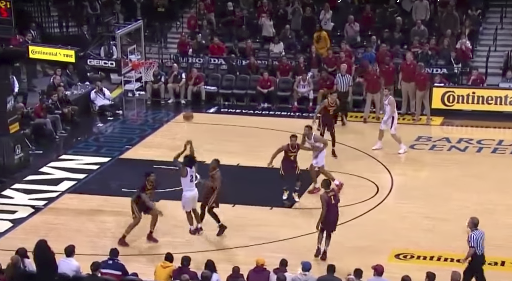 Equipo de basquetbol universitario termina partido con tres jugadores