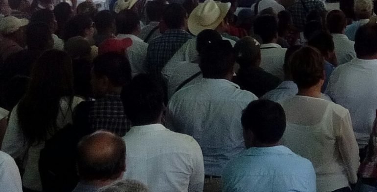 Retienen pobladores a alcalde hidalguense y a cuatro funcionarios