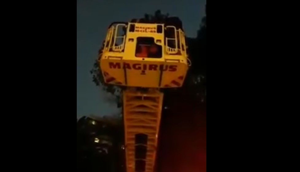 #Video Bomberos rescatan a joven que intentó suicidarse en Zona Rosa
