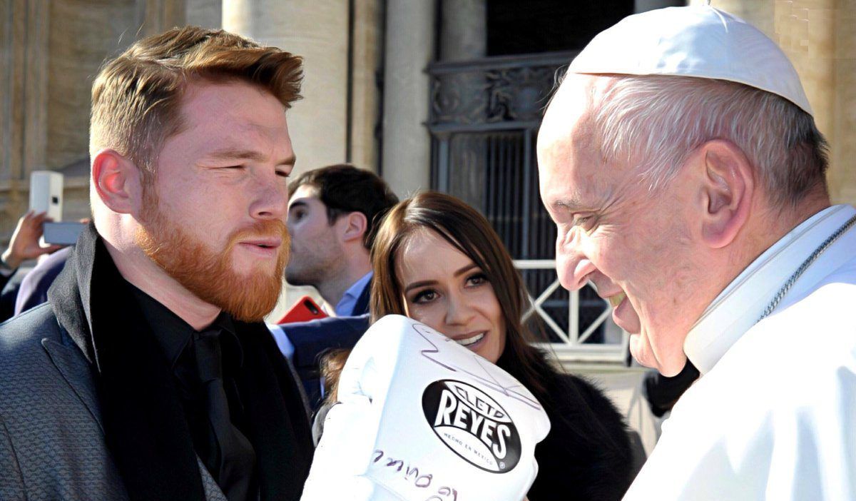 ‘Canelo’ Álvarez obsequia guantes a Papa Francisco
