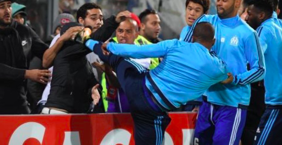 #Video Olympique de Marsella separa a Evra por agresión a aficionado