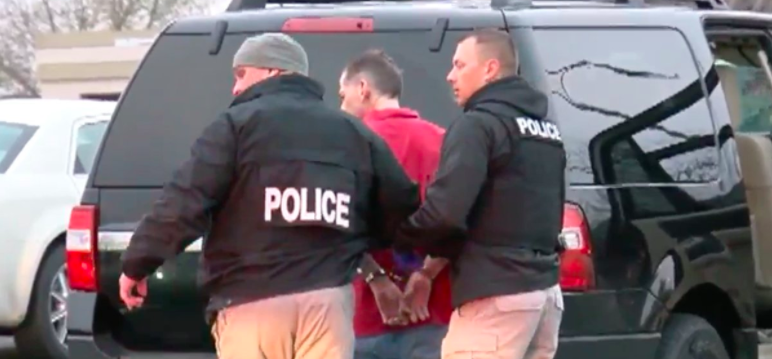 Detienen a sospechoso de asesinato de tres en un Walmart