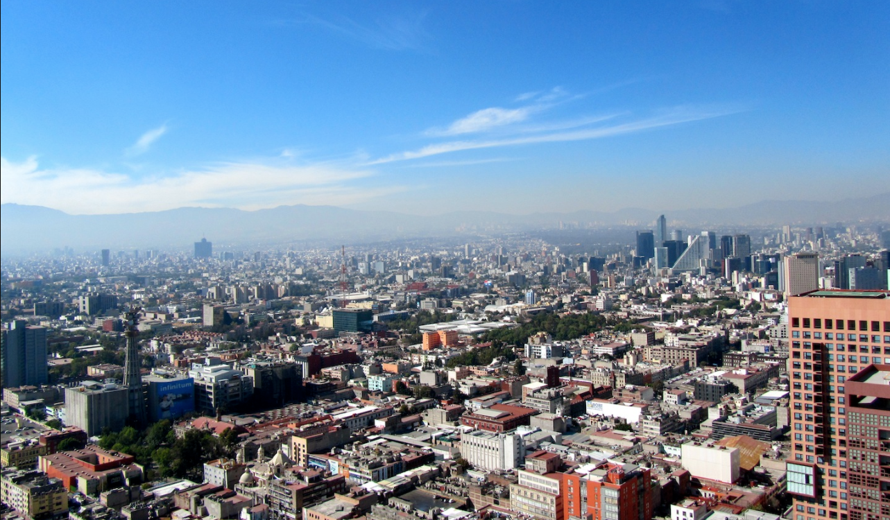 Cielo despejado y bruma en el Valle de México