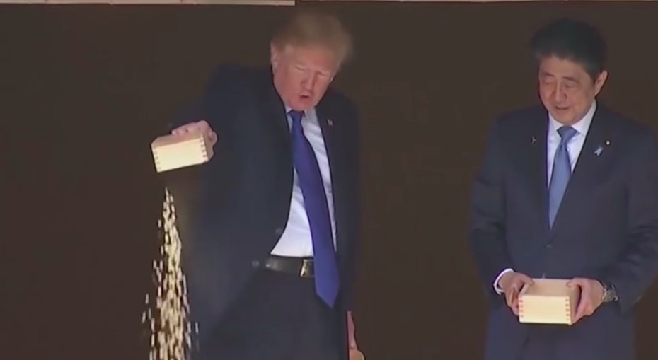 #VIDEO Donald Trump alimenta a peces en Japón