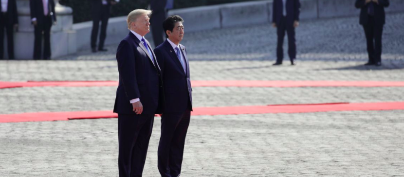 #Video Shinzo Abe cae mientras jugaba golf con Trump
