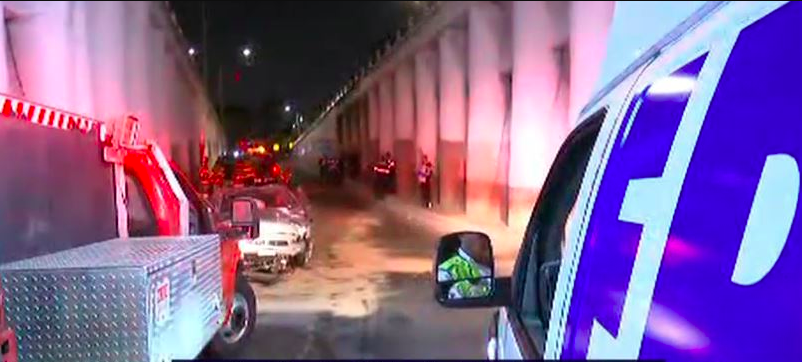 Automóvil cae sobre camioneta en Rómulo O’Farril Automóvil cae sobre camioneta en Rómulo O’Farril