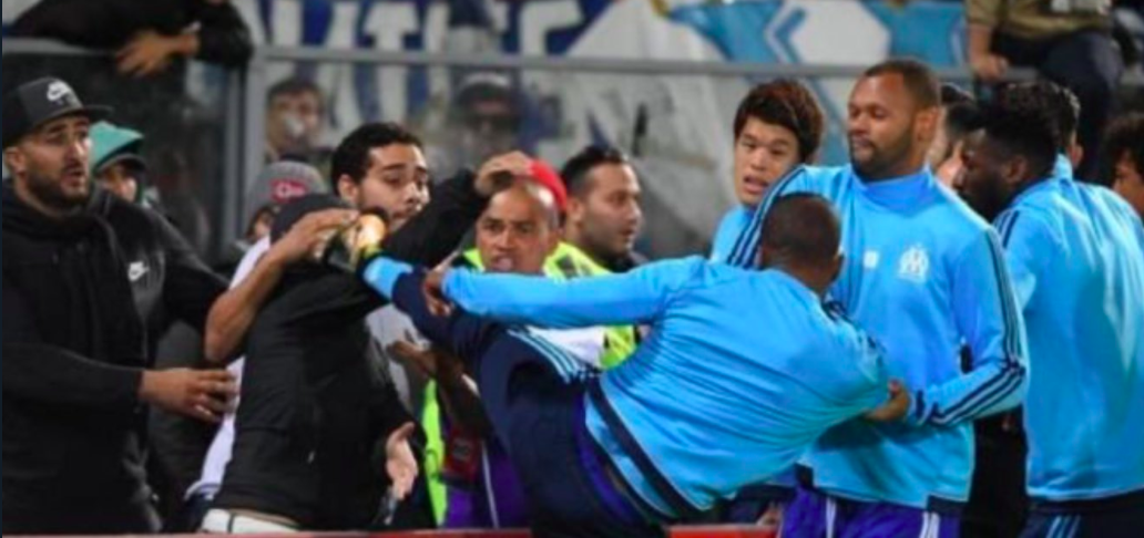 Suspenden a Evra hasta junio de 2018 por patear a aficionado