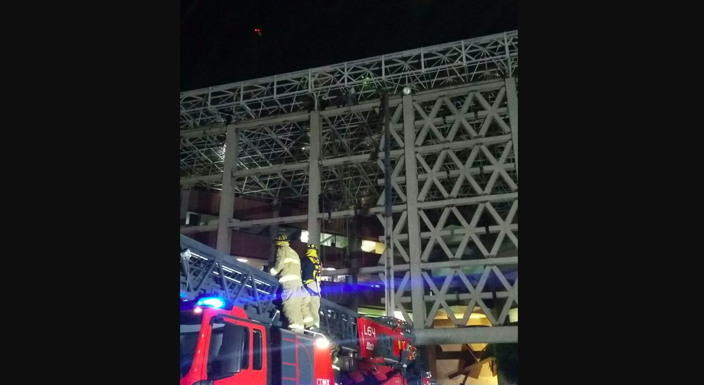 Rescatan a trabajadores que cayeron de andamio en rectoría de la UAM