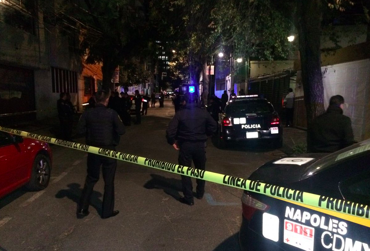 Balacera deja a presunto asaltante herido en la Nápoles