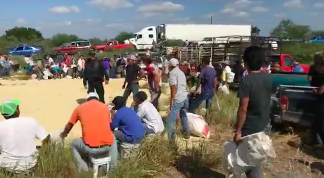 Rapiña en camión que volcó en Ciudad Victoria