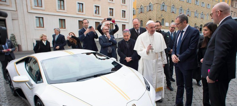 El papa Francisco subastará Lamborghini regalado
