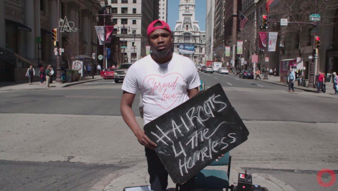 Regalan peluquería a joven que cortaba cabello a indigentes en Filadelfia