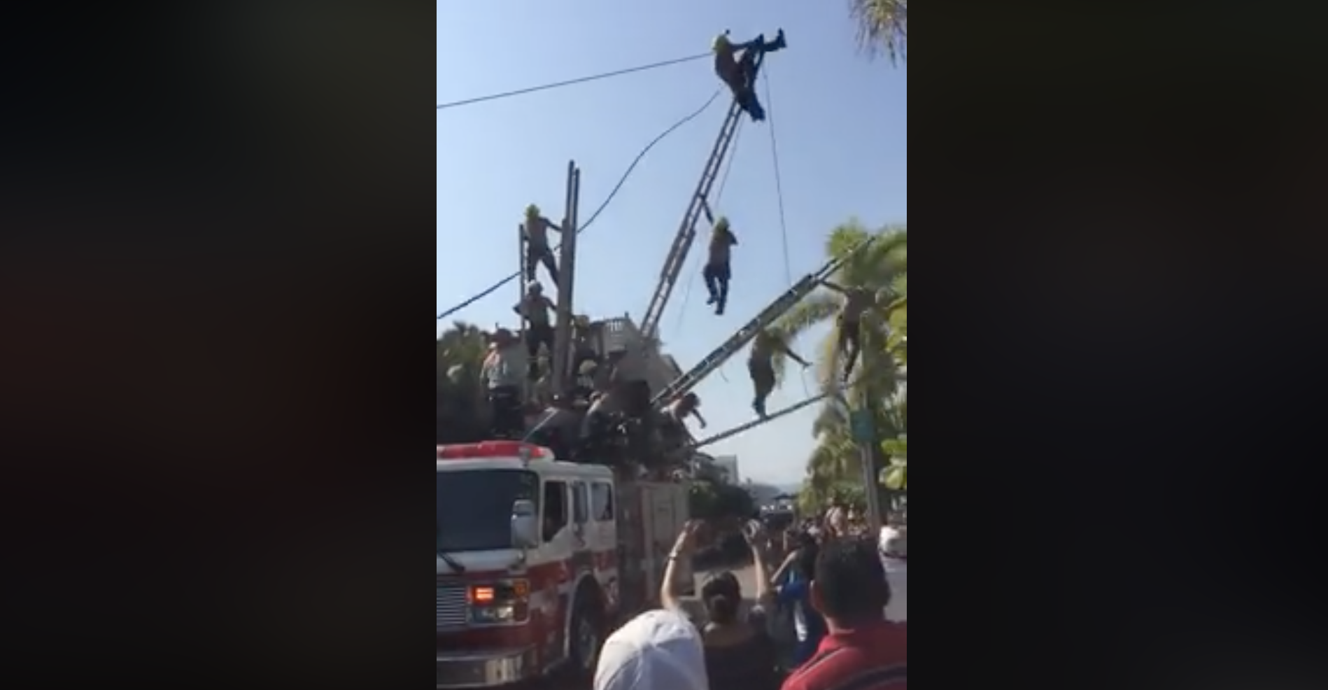 #Video Bomberos caen de seis metros de altura durante acrobacia