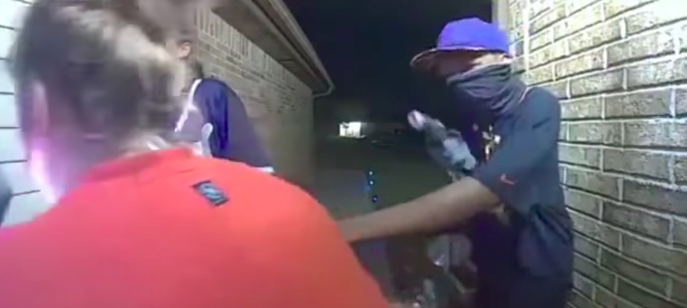 #Video Asaltan a mujer en la puerta de su casa en EE.UU.