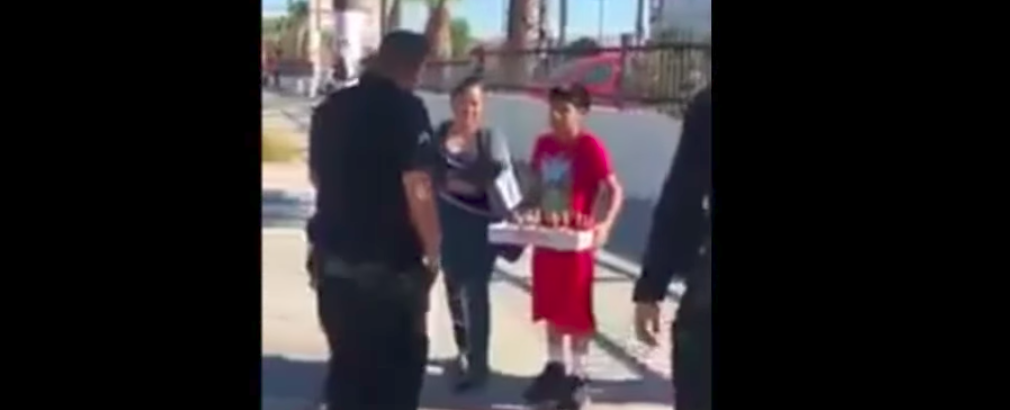 #Video Policías regalan pavo a familia mexicana en calles de LA #Video Policías regalan pavo a familia mexicana en calles de LA