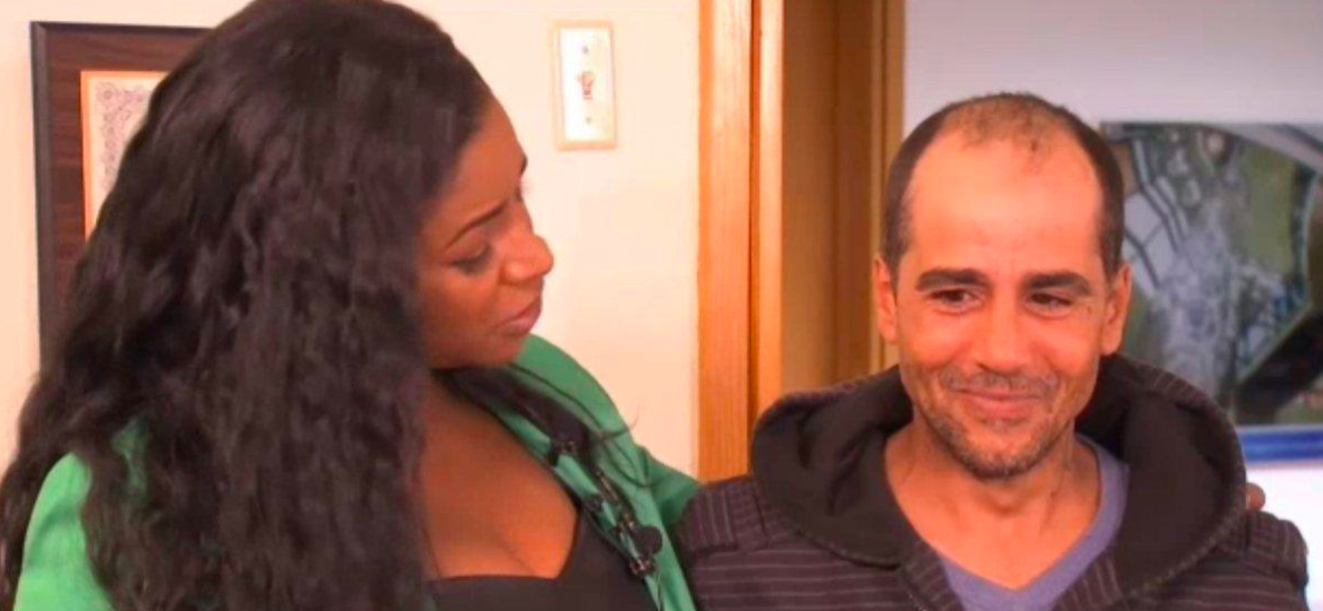 Indigente devuelve cheque por 10 mil dólares y recibe recompensa