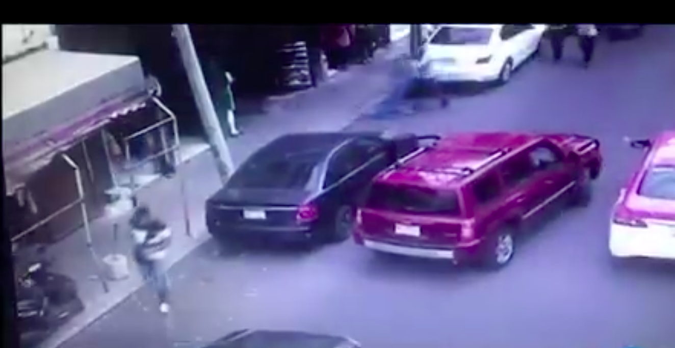 #Video Sujeto amenaza a conductor para estacionarse