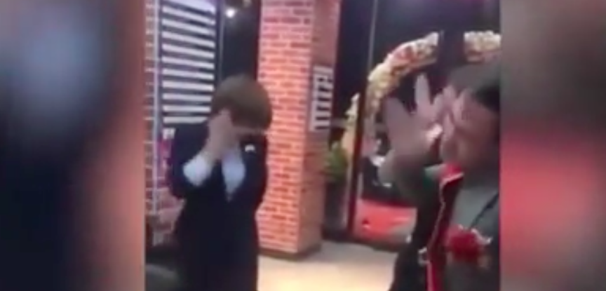 #Video Estilistas se abofetean a sí mismos en China