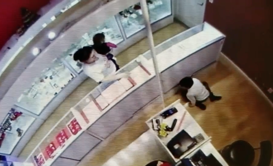 #Video Mujer utiliza a su hijo para robar joyería