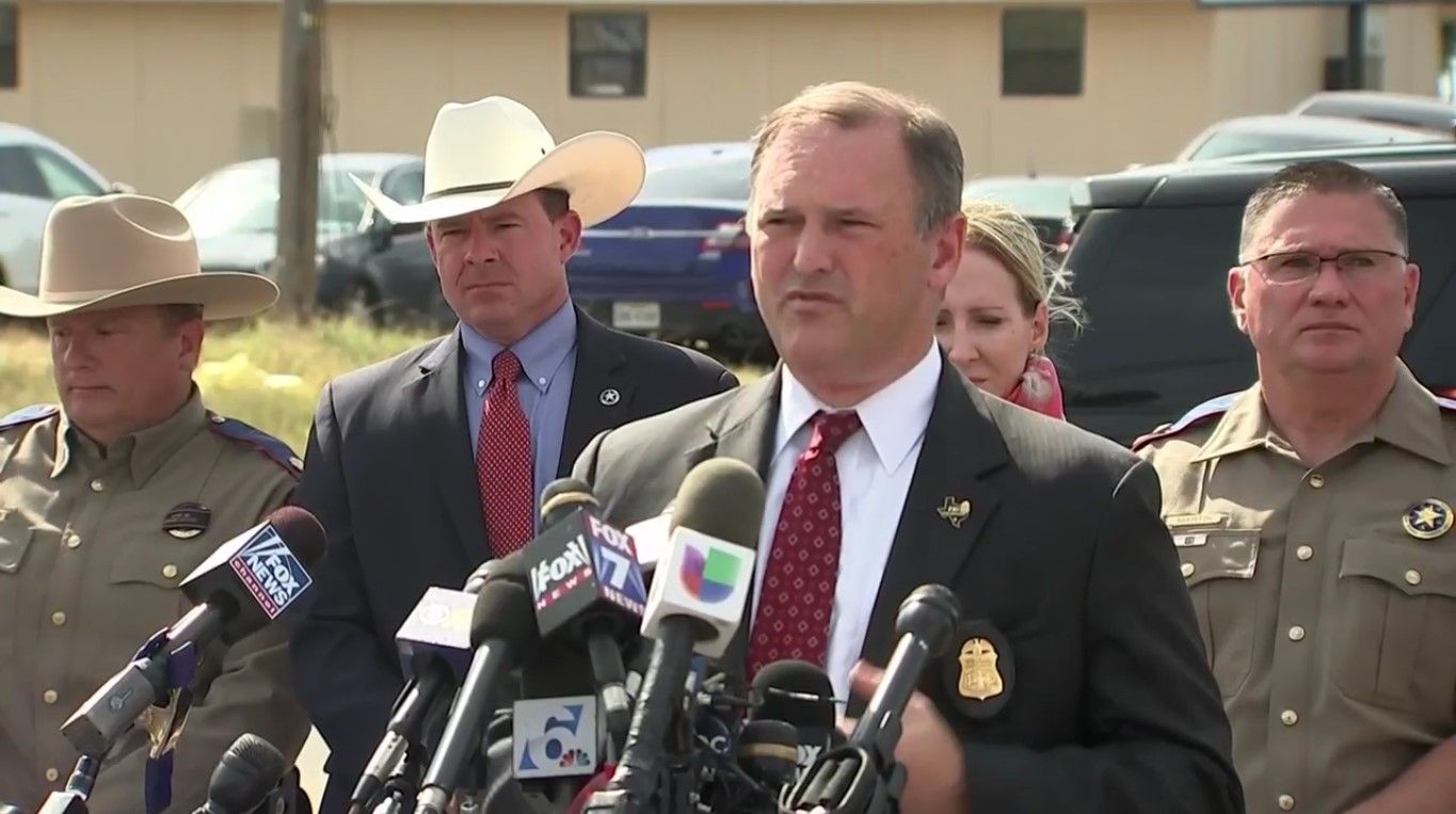 No hemos podido acceder al celular del tirador: agente del FBI - Christopher-Combs