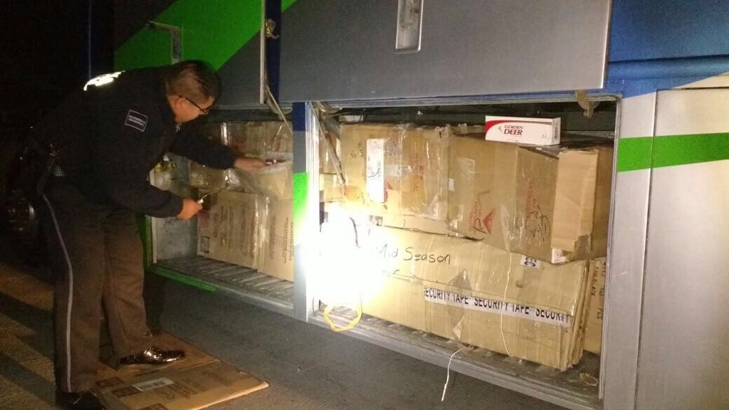 Decomisan 650 mil cigarros ilegales de autobús en la México-Querétaro