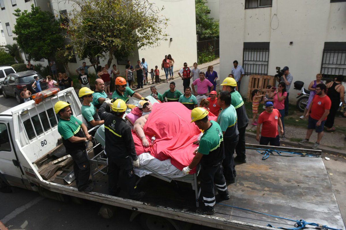 Derriban pared para trasladar a mujer de 490 kilogramos en Argentina