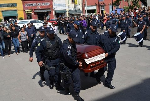 Despiden con honores a policía que intentó frustrar asalto en San Luis Potosí - Despedida-policia-baleado-San-Luis-Potosi2