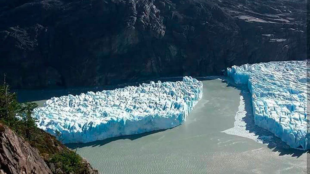 Se desprende iceberg de glaciar en la Patagonia chilena
