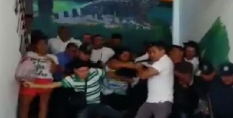 #Video Edil oxaqueño huye de padres de familia enfurecidos