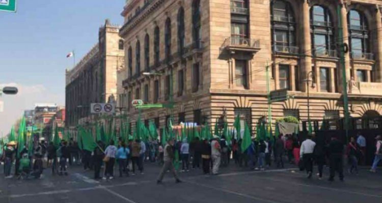 Manifestantes se enfrentan con granaderos en Eje Central