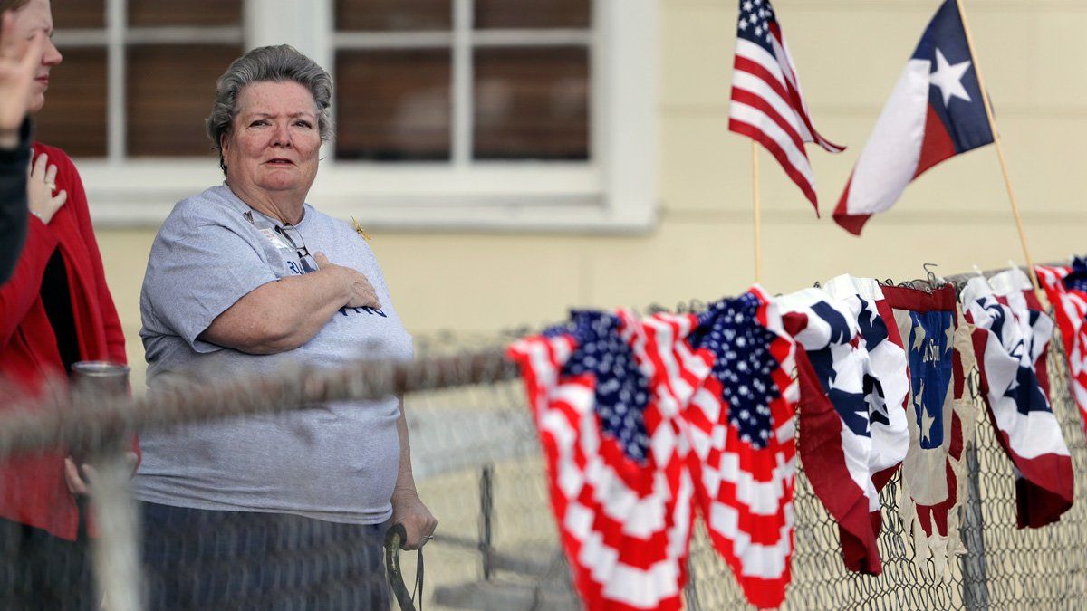 Celebran Día de Veteranos donde ocurrió la masacre en Texas