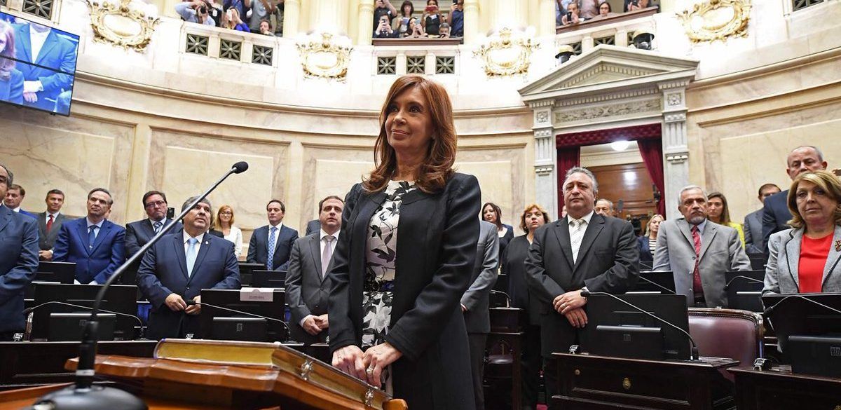 Kirchner jura como senadora de Argentina