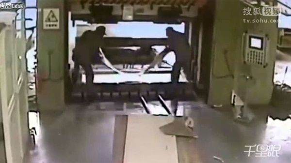 #Video Empleado mata a compañero con una prensa mecánica