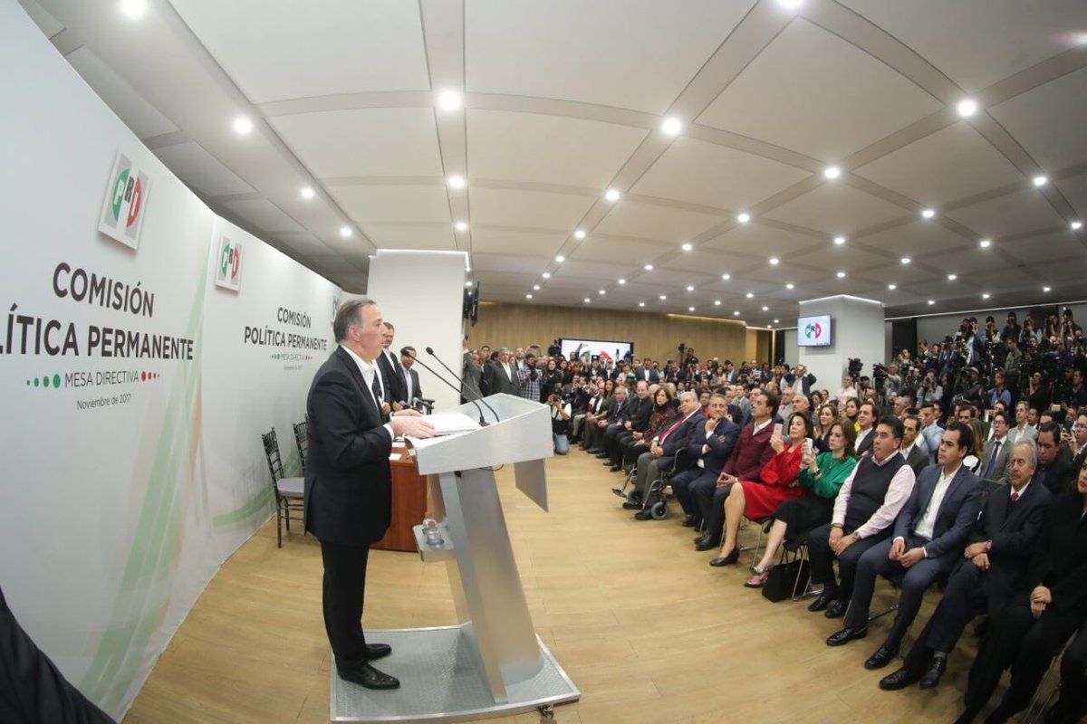 Solicita Meade registro como precandidato a la Presidencia