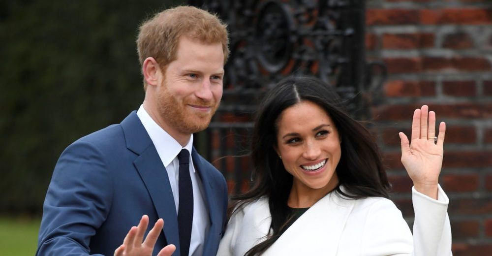 La imagen de Megan Markle frente al Palacio de Buckingham en 1996
