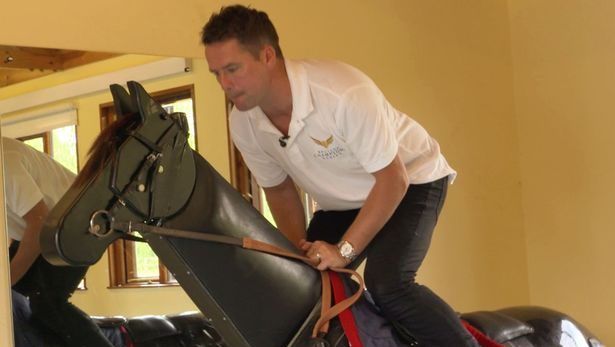#Video El exfutbolista Michael Owen se convierte en jockey