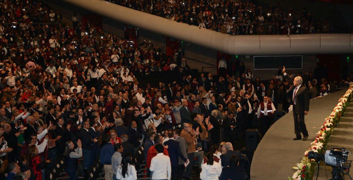 AMLO levanta la mano a Sheinbaum. Monreal ausente en Congreso Nacional de Morena