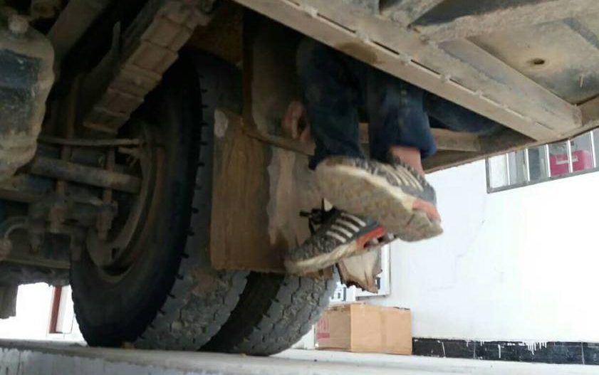 Niños viajan 80 kilómetros abajo de un autobús en China