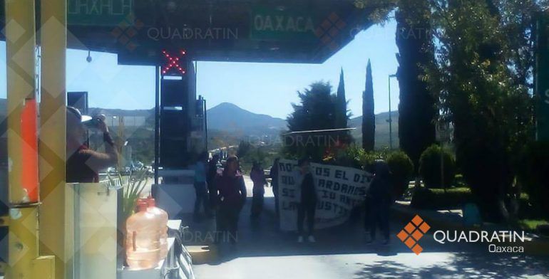 Normalistas toman caseta de cobro en Oaxaca - Normalistas-Caseta-Chiapas-2