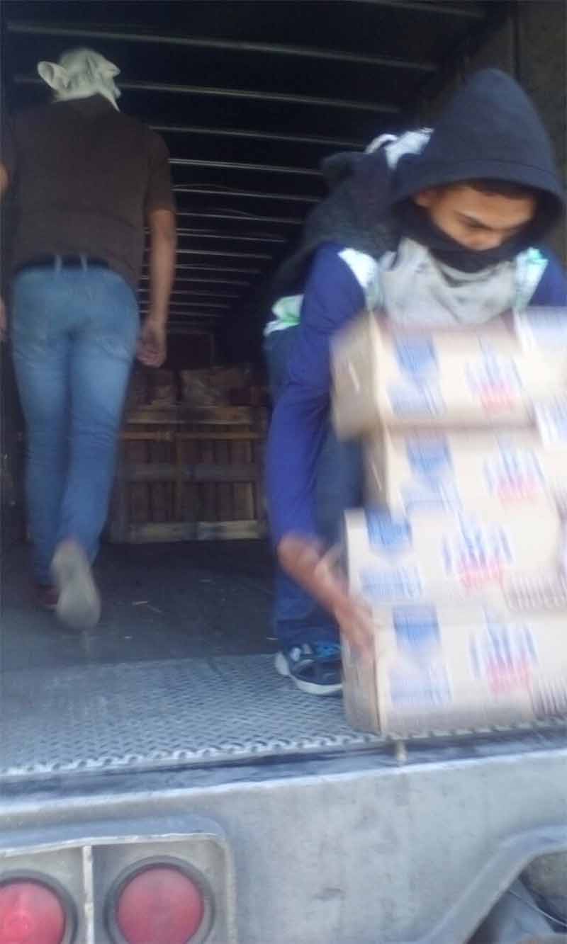 Normalistas asaltan camiones de carga en Oaxaca - Normalistas-roban-camiones-2