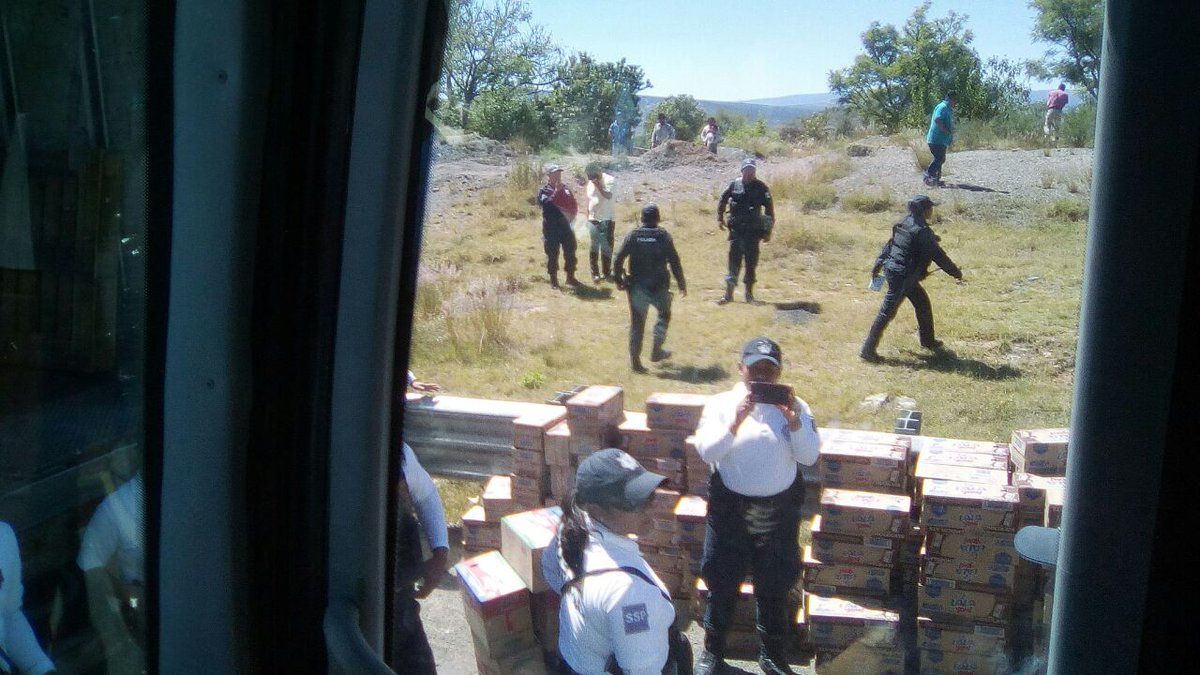 Normalistas asaltan camiones de carga en Oaxaca