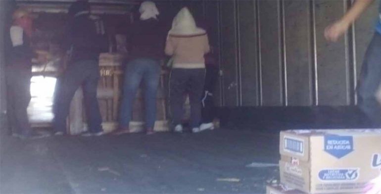 Normalistas asaltan camiones de carga en Oaxaca - Normalistas-roban-camiones