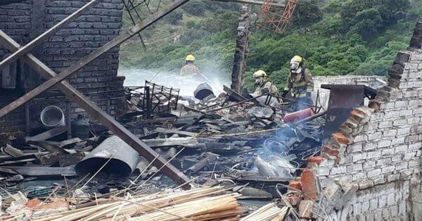 Explosión de taller de fuegos pirotécnicos en Oaxaca deja tres heridos