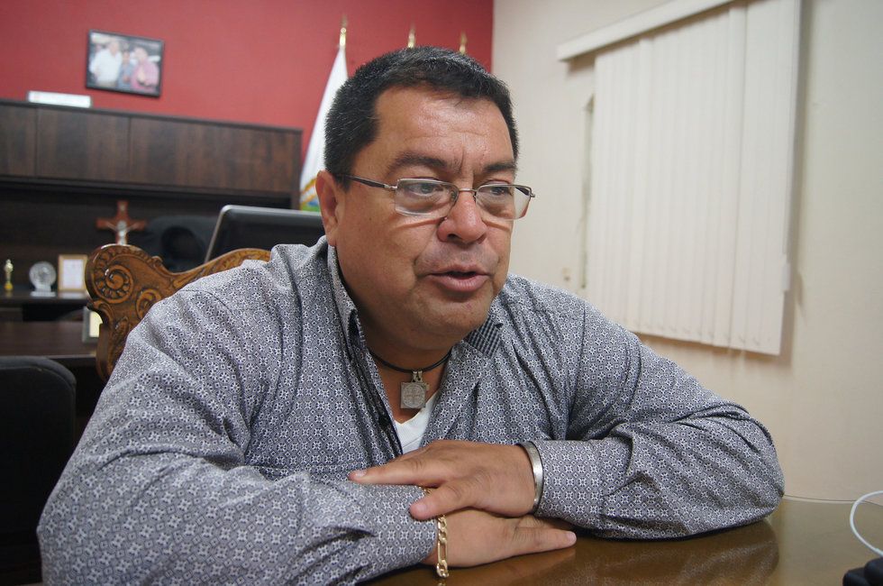 #Video Alcalde reclama a policía por clausura de bares