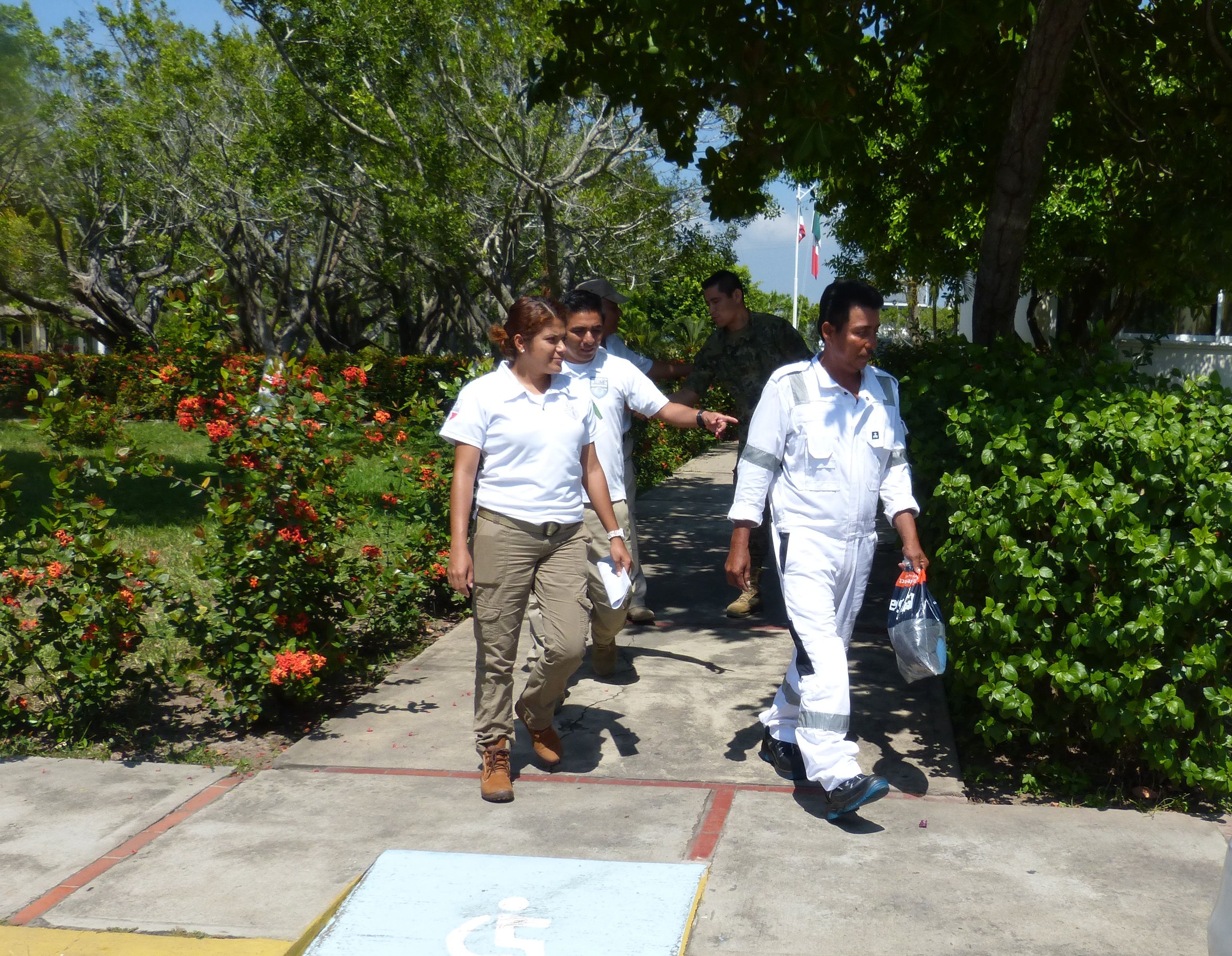 Semar rescata a cuatro náufragos - P1920147