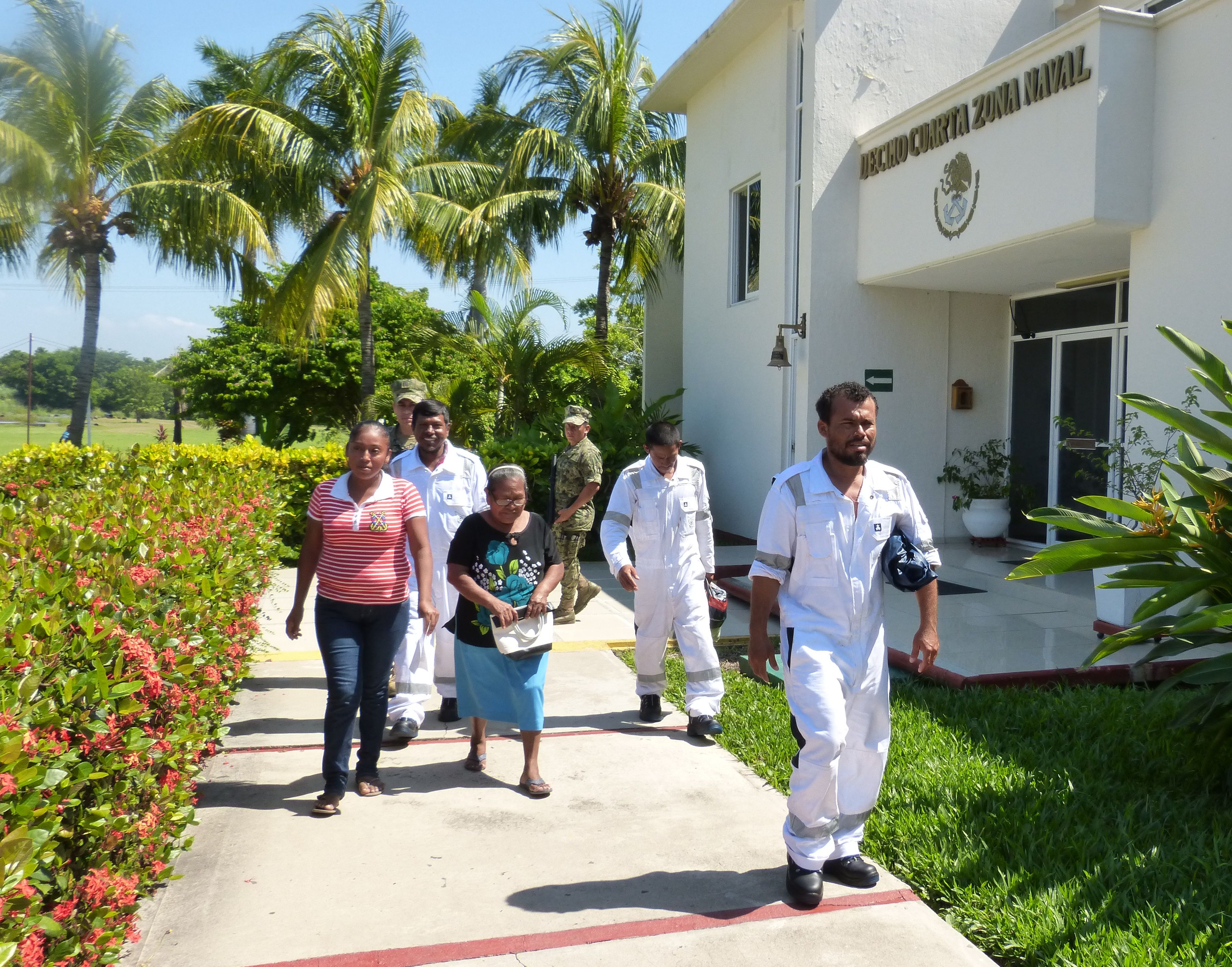 Semar rescata a cuatro náufragos - P1920165-1