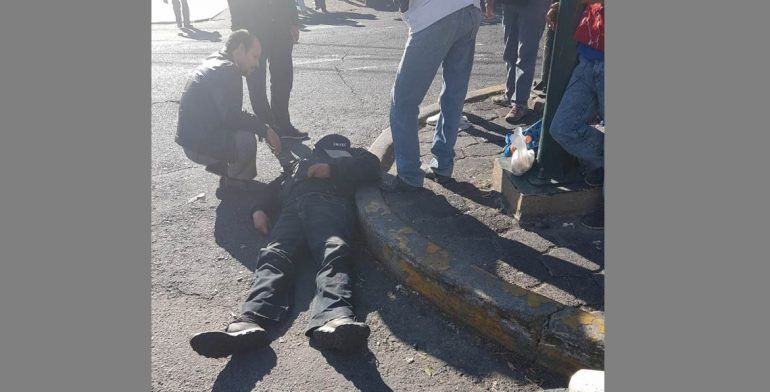 Policía muere en Iztapalapa al caer de micro