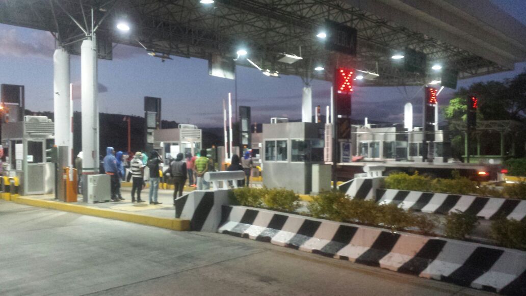 Detienen a 34 personas por tomar caseta de Oaxaca